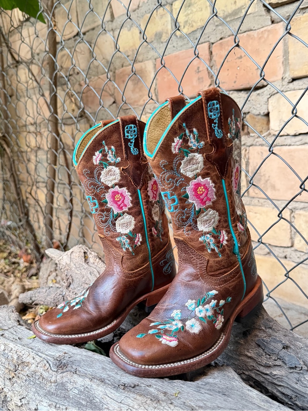 ❤️😍Macie bean boots girls size 11, missing sewing left boot photo 15 & 16